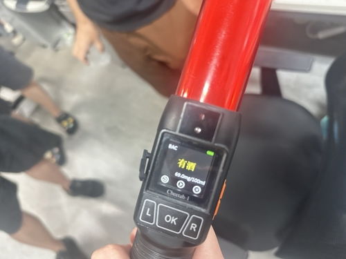 喝了茅臺(tái)咖啡會(huì)酒駕嗎？潮新聞?dòng)浾哂镁凭珳y(cè)試儀測(cè)了